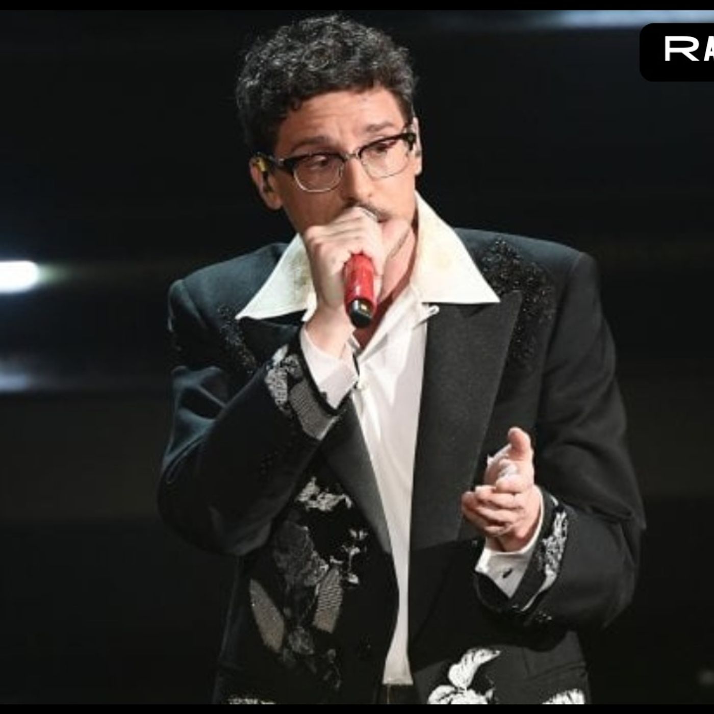 Grazie ma no grazie - Willie Peyote (Testo Sanremo 2025) Recensione di Radio Puggini episode artwork