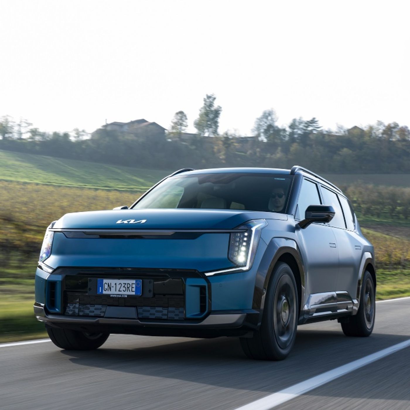 KIA EV9 – SUV di lusso proiettato nel futuro episode artwork