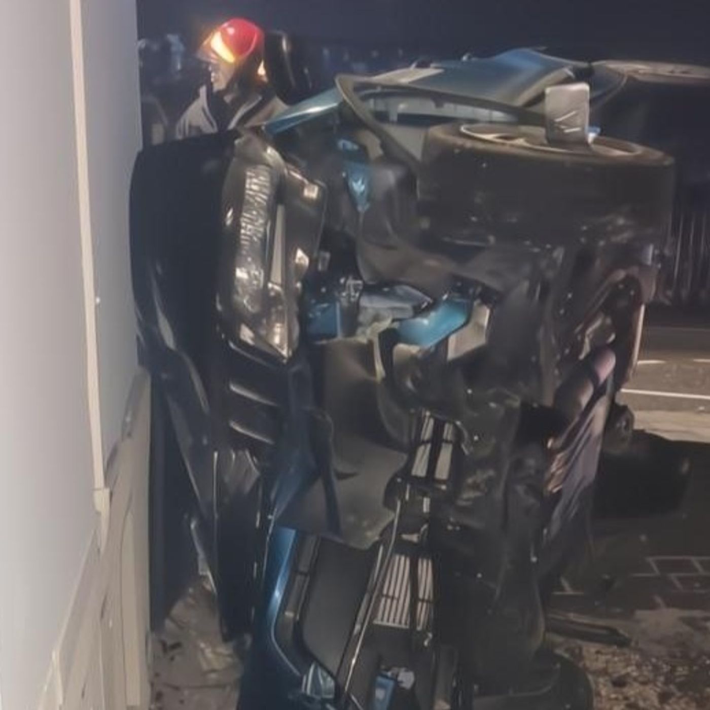 Esce di strada con l’auto, che abbatte cancello e colonnina del gas: in ospedale automobilista