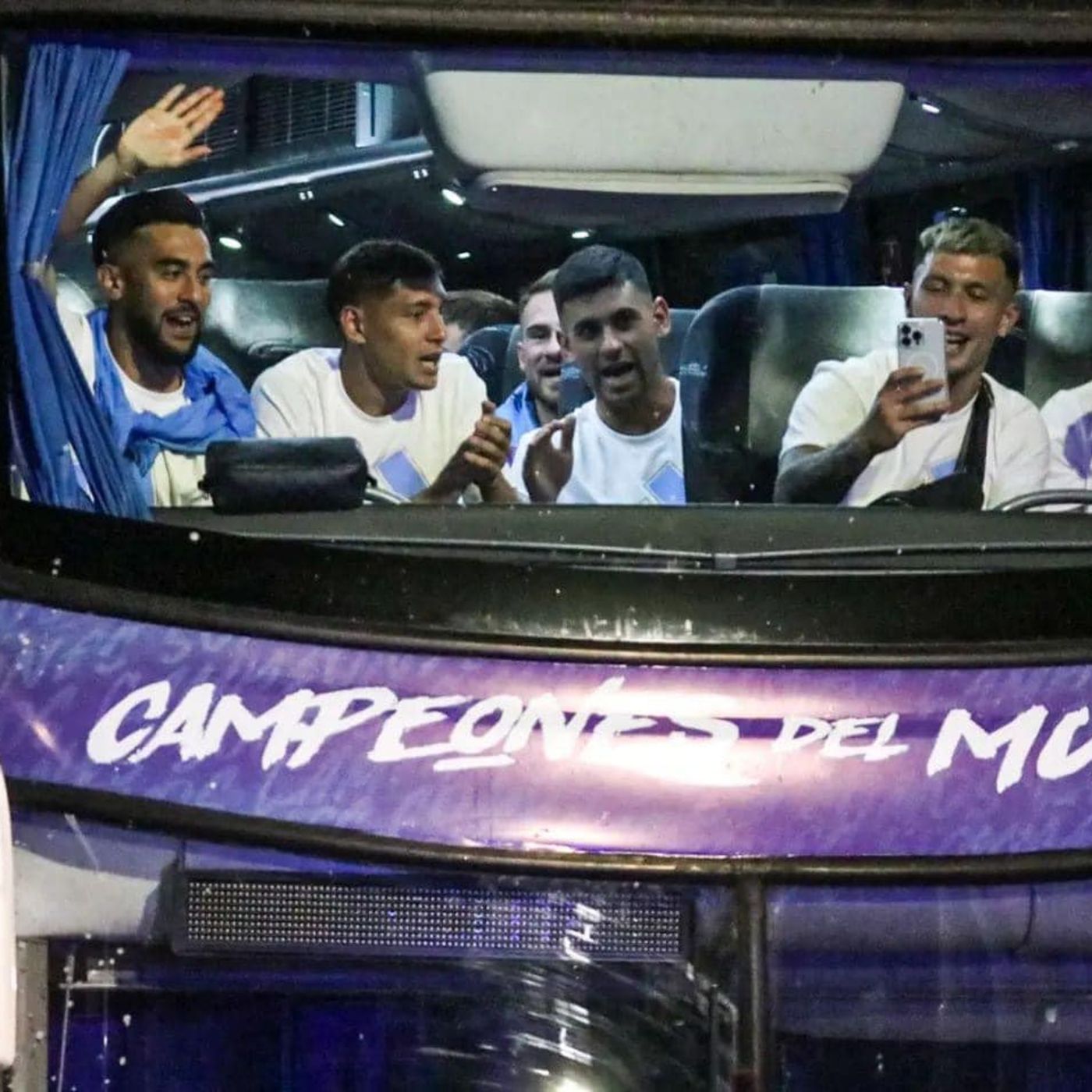 Vos en off - Los granaderos recibieron a los campeones del mundo episode artwork