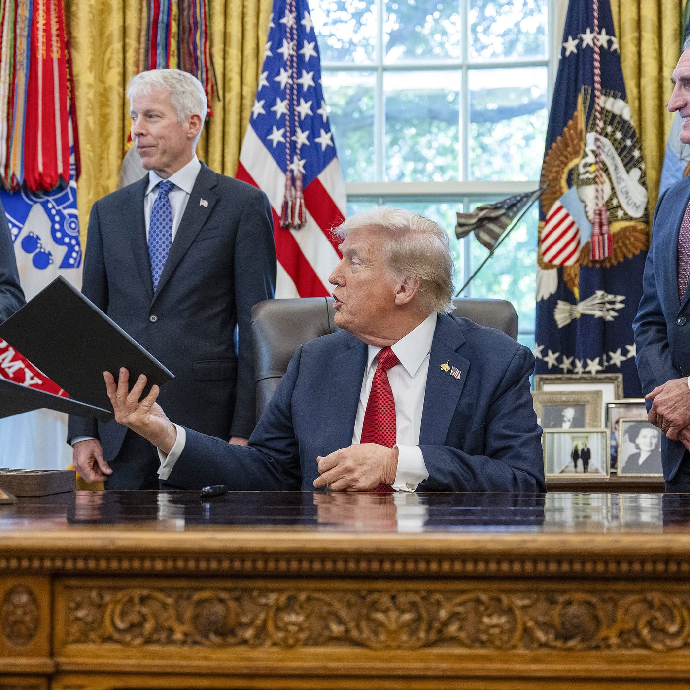 Trump alle prese con le sfide interne: migranti, narcos e rischio shutdown episode artwork