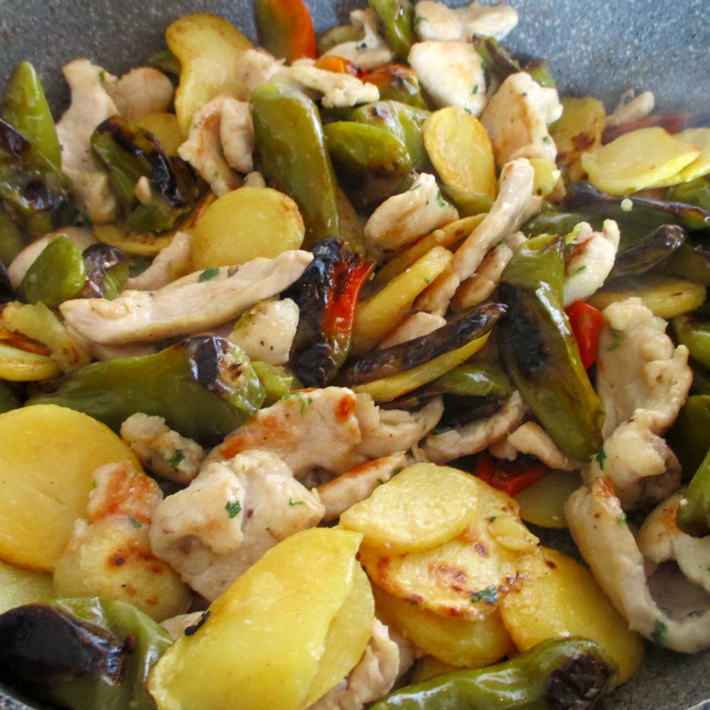 Pollo con peperoni friggitelli e patate