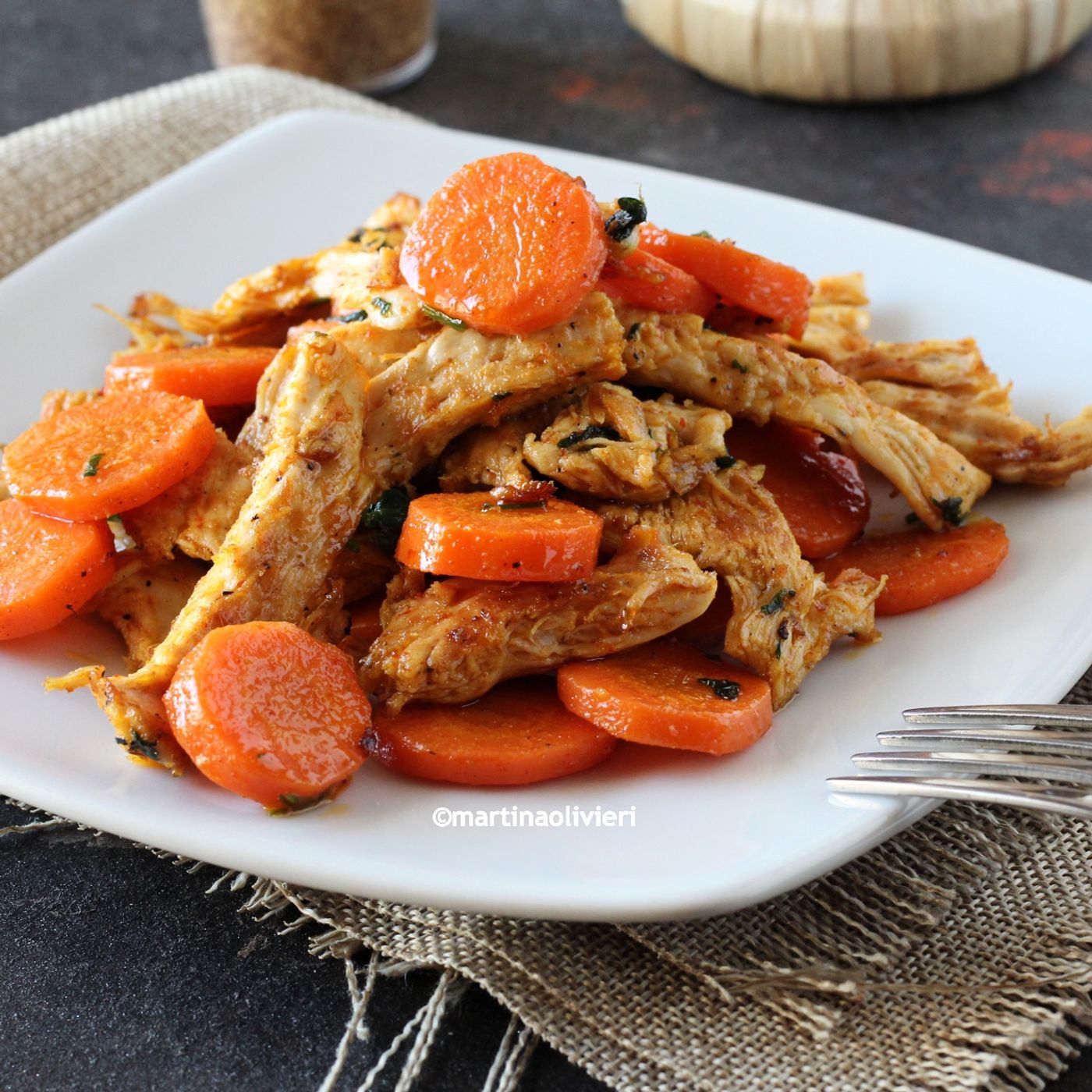 Pollo con carote speziate episode artwork