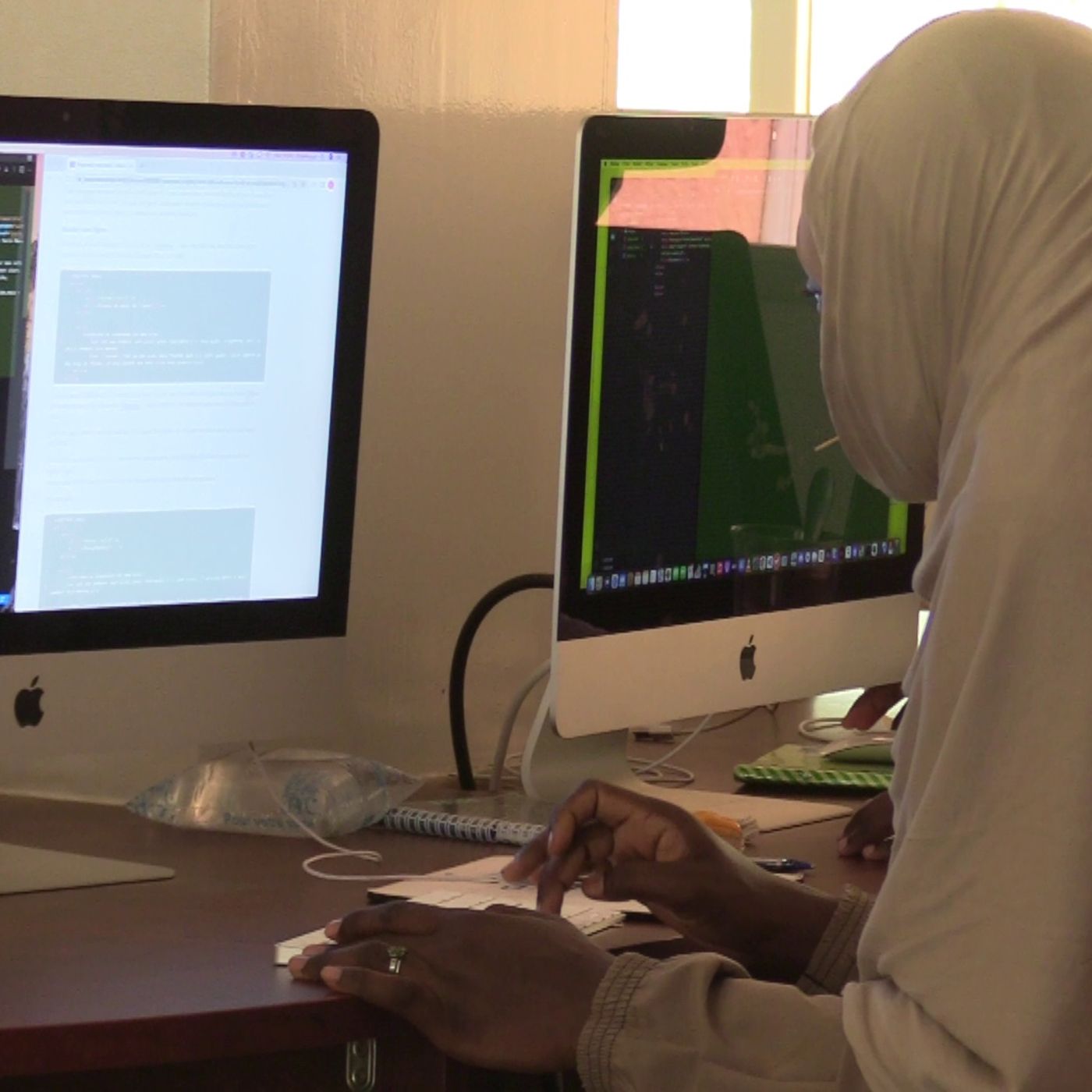 Mali, Burkina, Niger, Tchad : immersion dans le parcours de femmes développeuses episode artwork