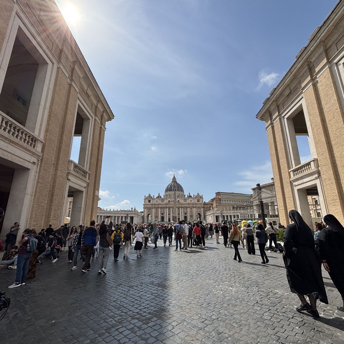 #734 Francesco, la stazione intermedia del lungo addio, la Liberazione non è sobria e altre storie di Roma (e del Vaticano) episode artwork