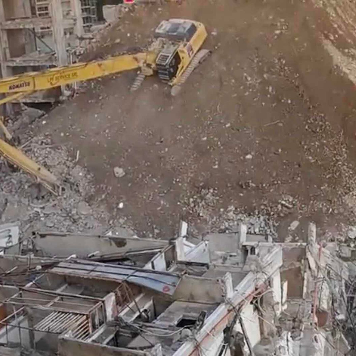 Crollo a Scampia, nessun ferito rientrano le 47 famiglie evacuate: pericolo solo per 49 abitanti episode artwork