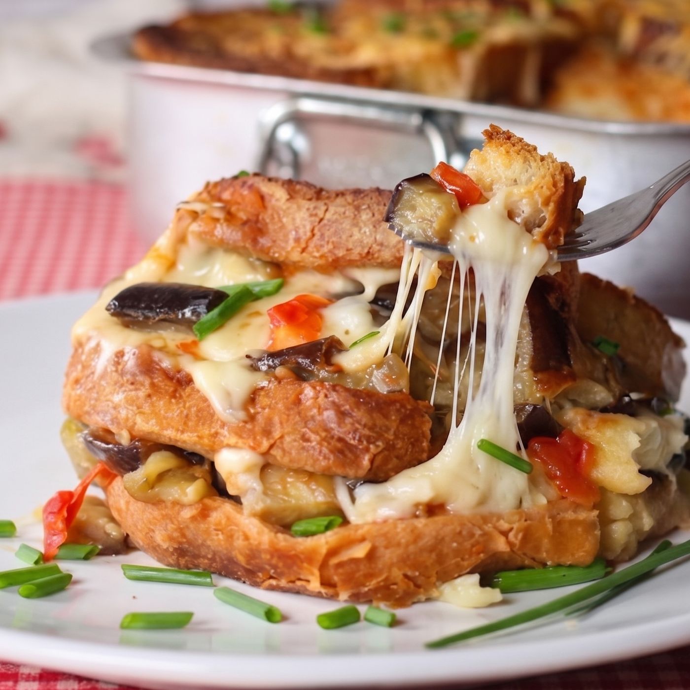 Pasticcio di pane e melanzane: la ricetta facile, ricca e filante in forno episode artwork