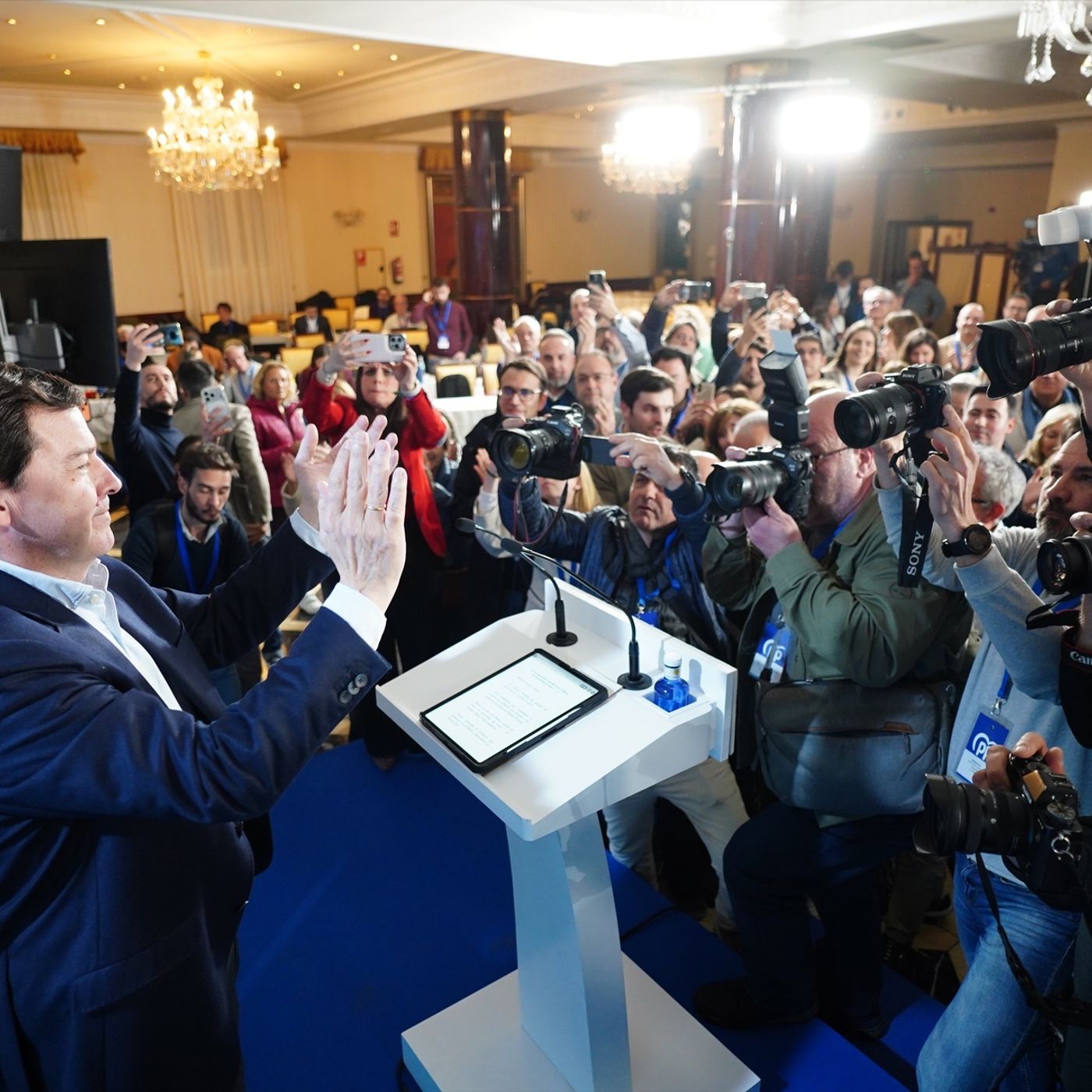 Tertulia de Federico: La derecha no puede frustrar la alternativa a Sánchez