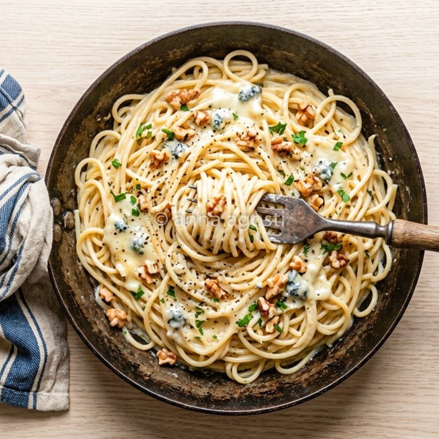 Spaghetti al Gorgonzola senza panna con noci e prezzemolo episode artwork