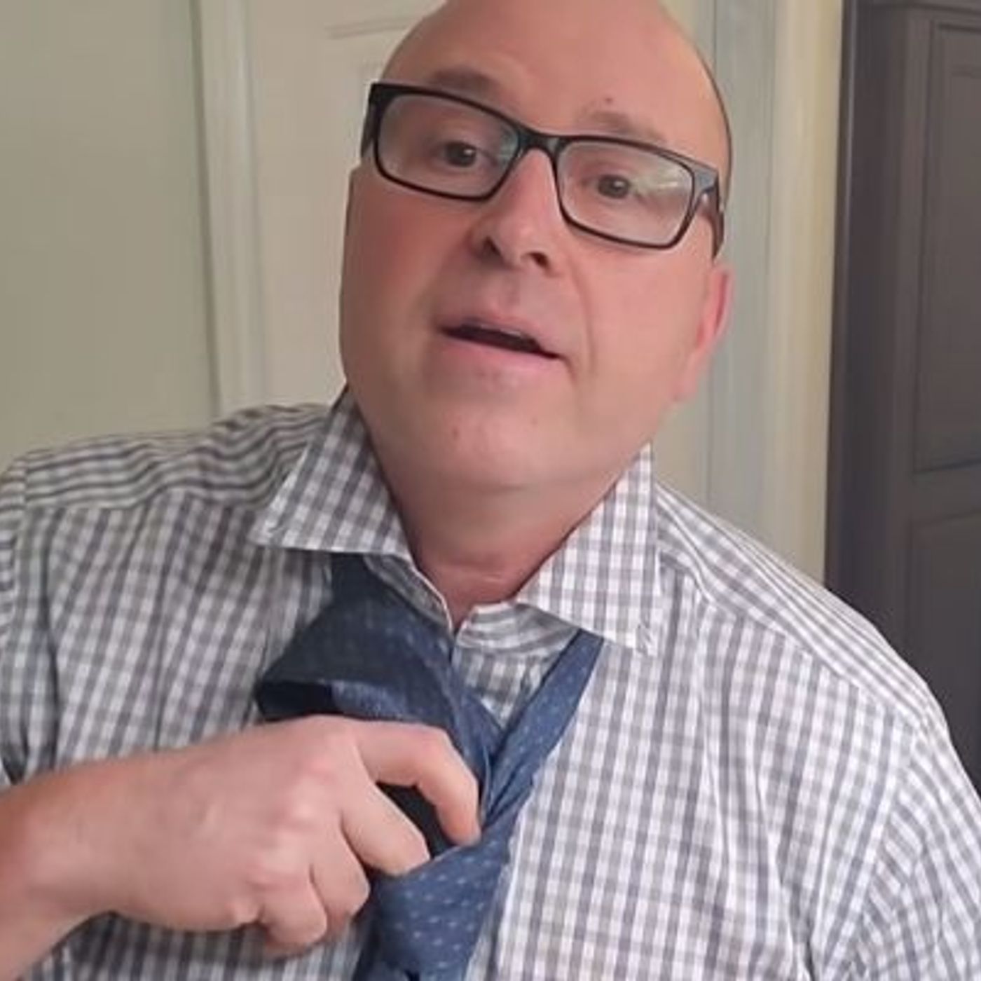 Papa, comment on se rase? Ce père youtubeur enseigne le quotidien episode artwork