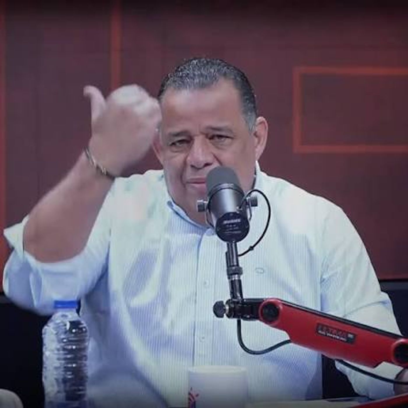 Luisín Jiménez: «Gente con la pared llena de títulos y la cartera llena de deudas por no querer fajarse»