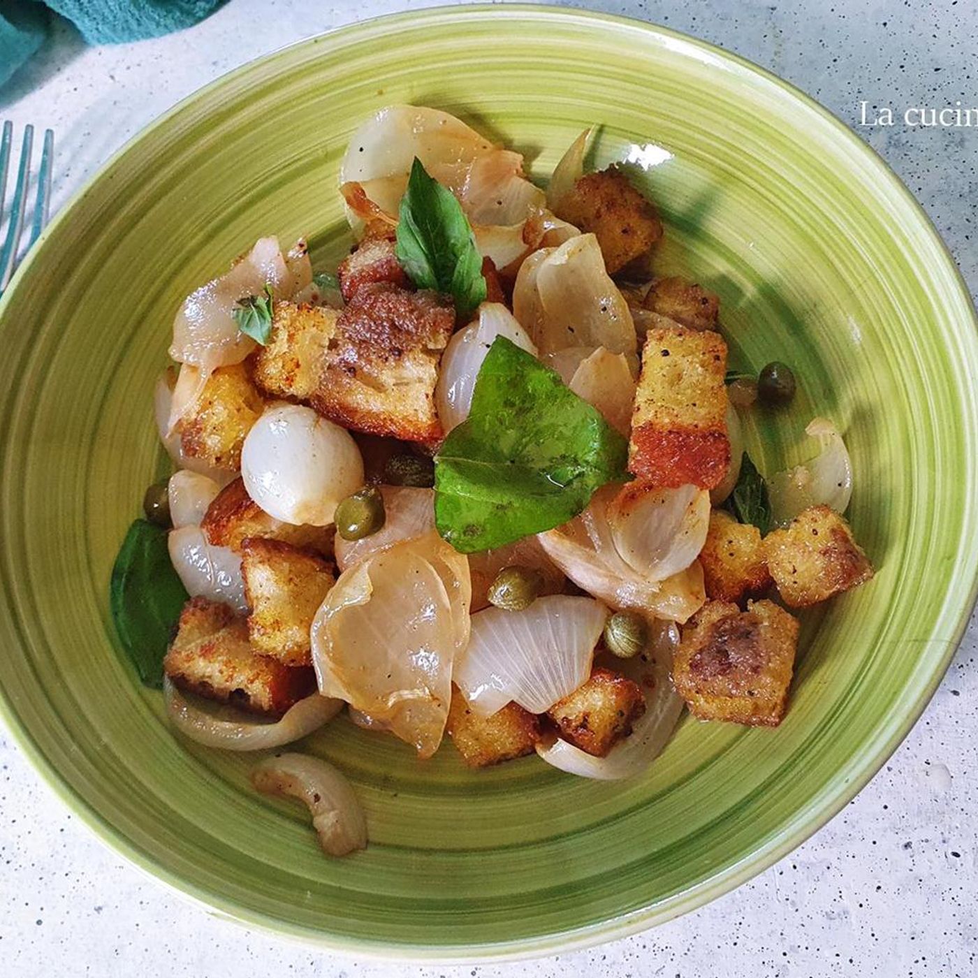 Insalata di cipolle con crostoni, capperi e acciughe episode artwork