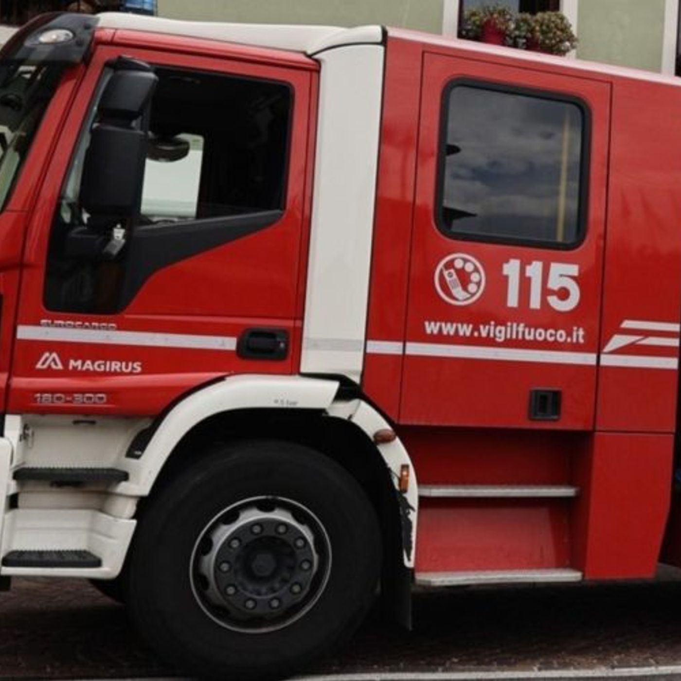 Via Lago di Trasimeno, auto si schianta contro un albero e prende fuoco: nessun ferito episode artwork