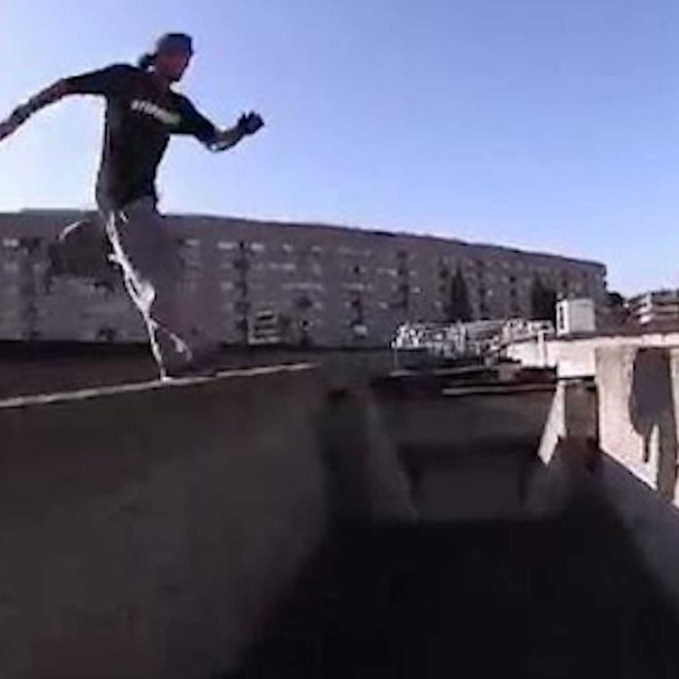 Secondigliano, latitante cerca di fuggire facendo parkour sui tetti: catturato