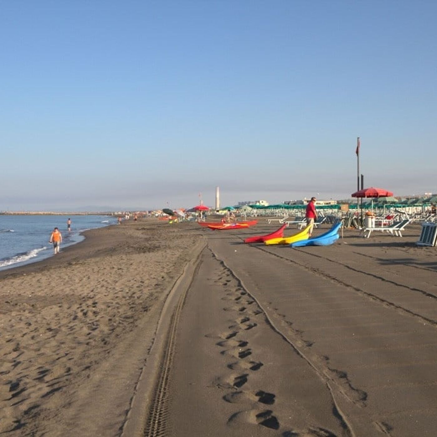 A 17-year-old digs a hole on the beach and gets buried: he dies.