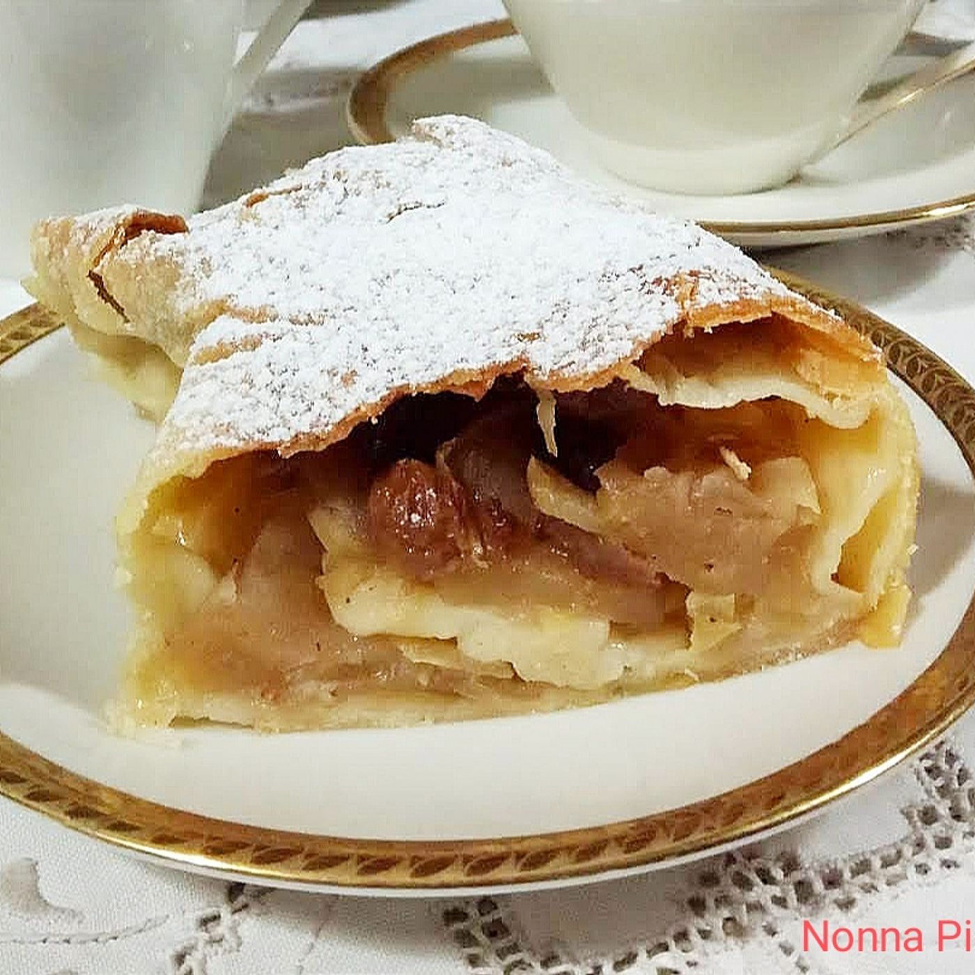 Strudel di mele: ricetta originale austriaca della nonna con pasta strudel tirata episode artwork