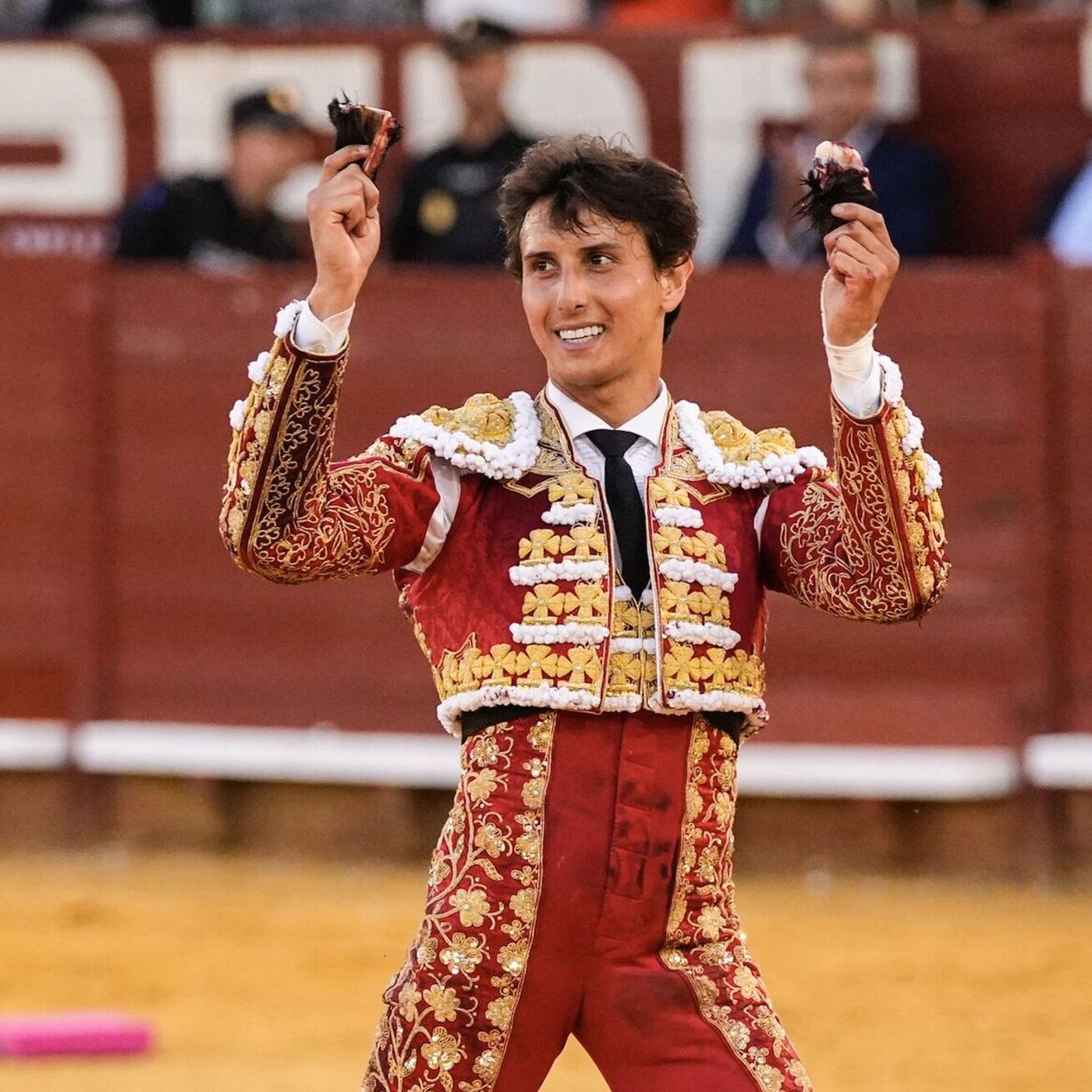 Crónica Rosa: Los 'suegros' de Roca Rey apoyan al torero en la plaza