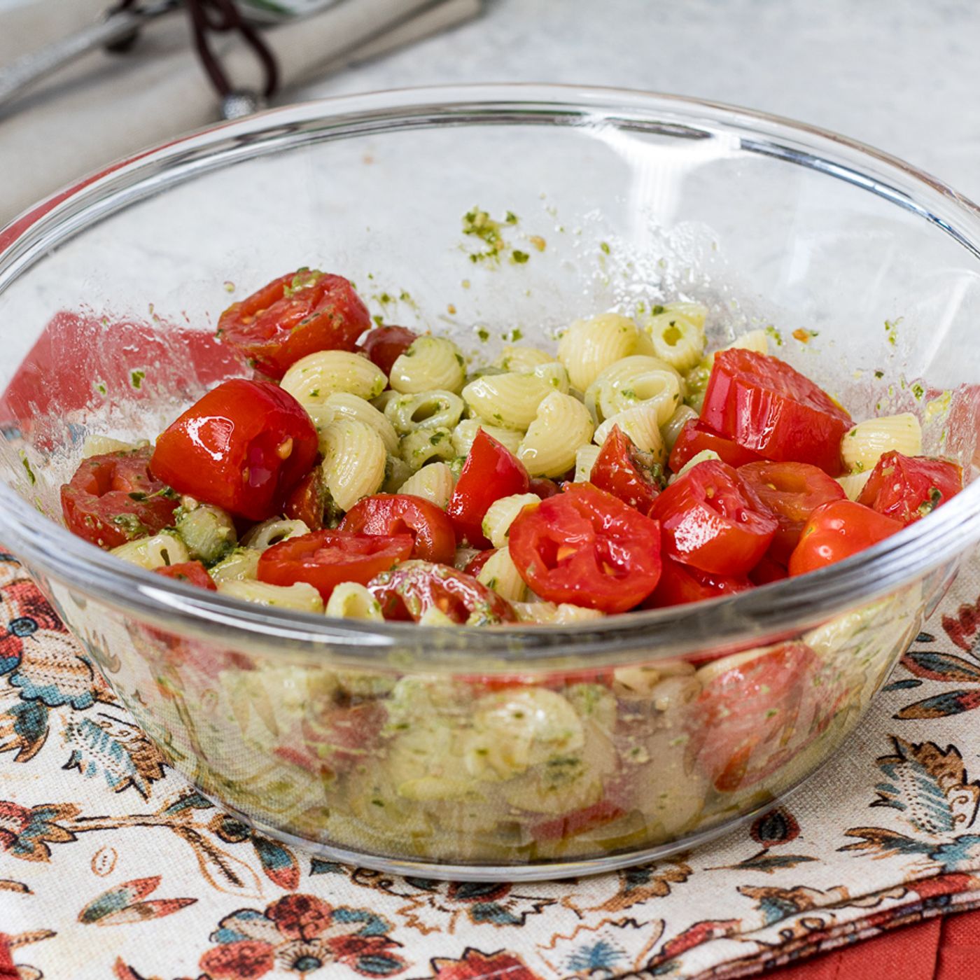 PASTA FREDDA CON PESTO DI BASILICO E POMODORINI