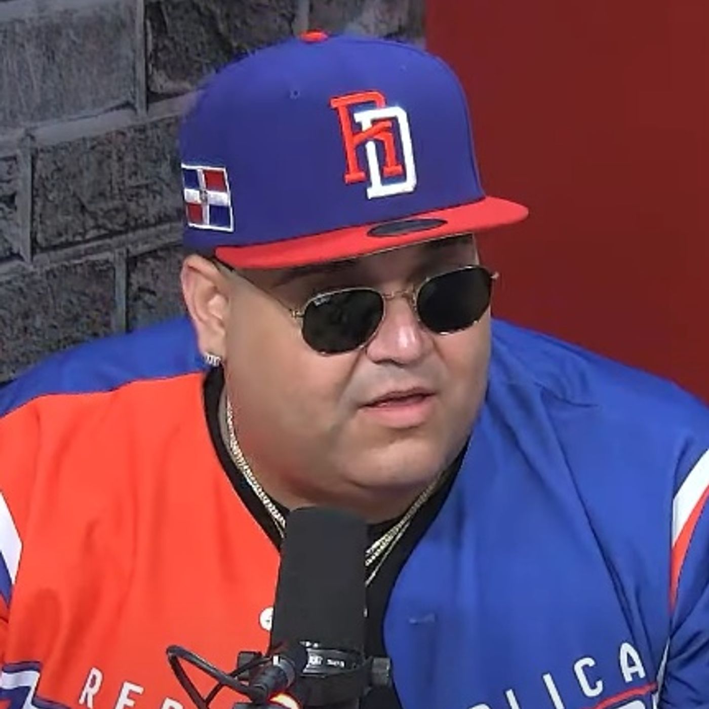 Isaura se para y sale de la entrevista - Manolay besa a Juan Esteban