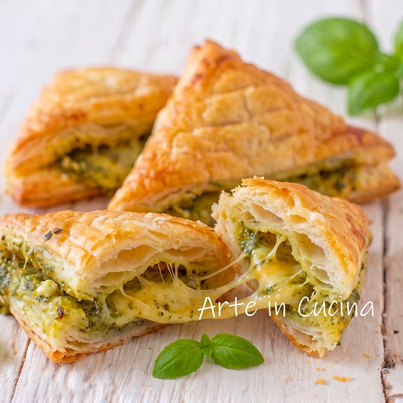 SFOGLIATELLE al PESTO con PROVOLA