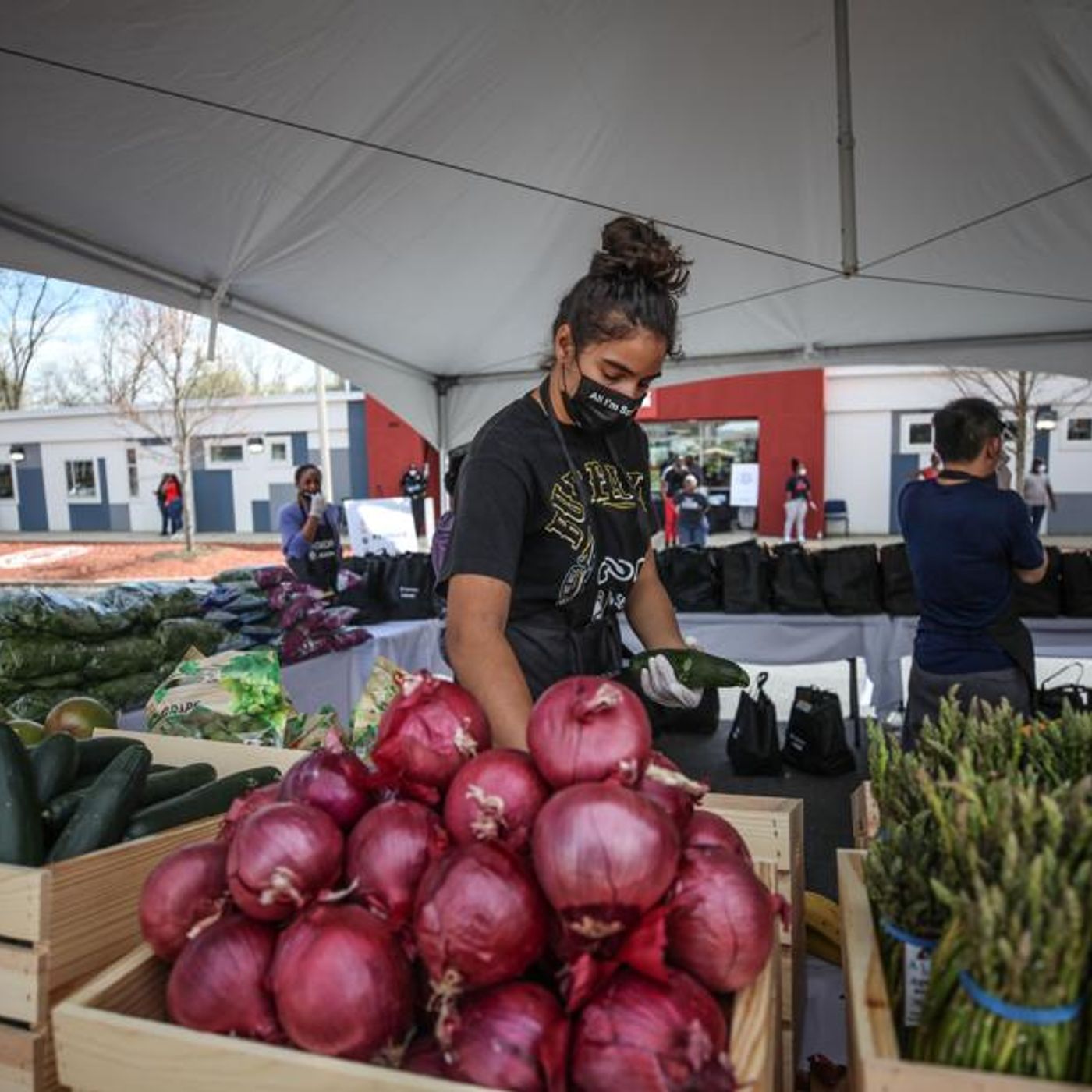 Goodr And The Atlanta Hawks Team Up To Host A Food Drive This Week