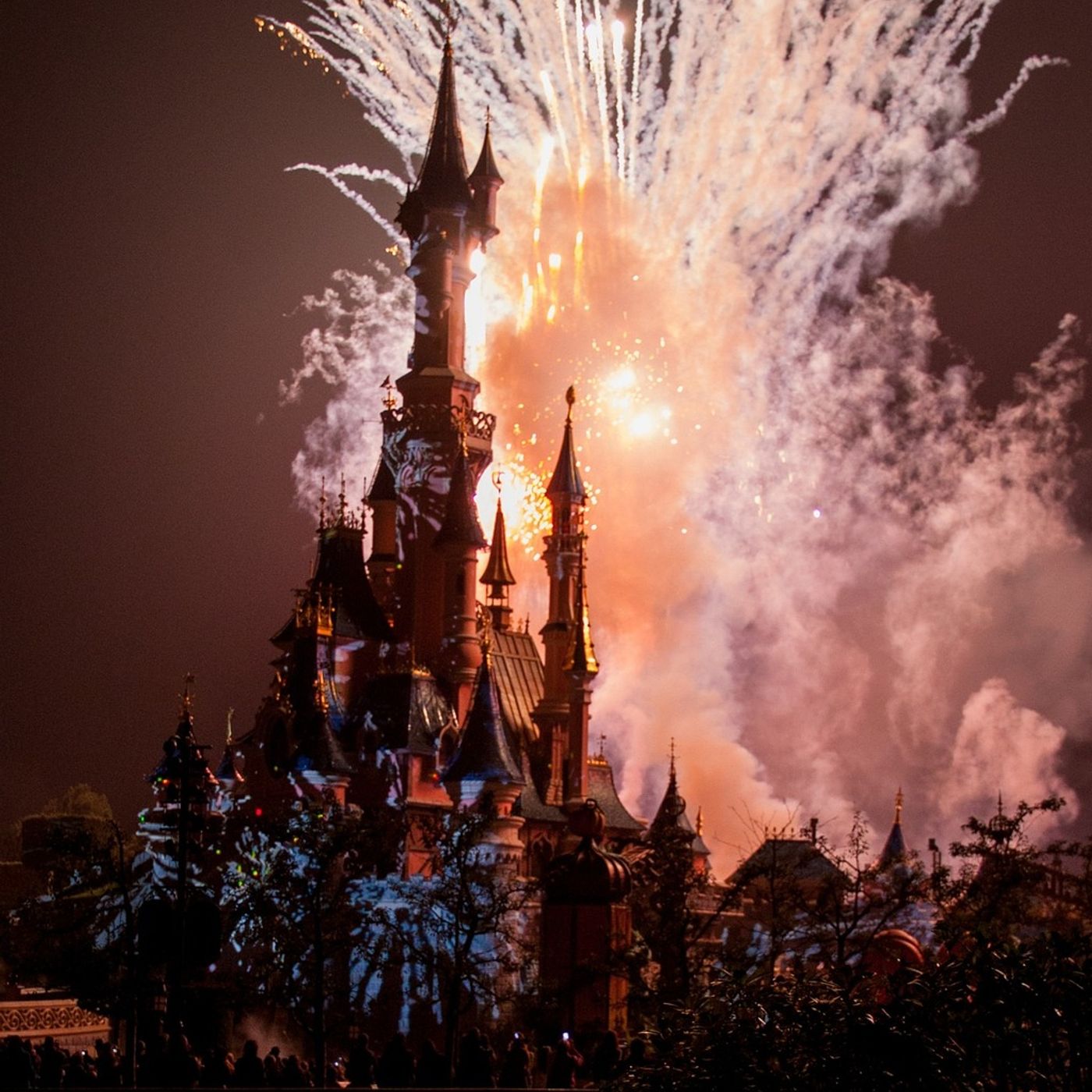La storia inquietante  dietro del castello che ha ispirato la Disney episode artwork