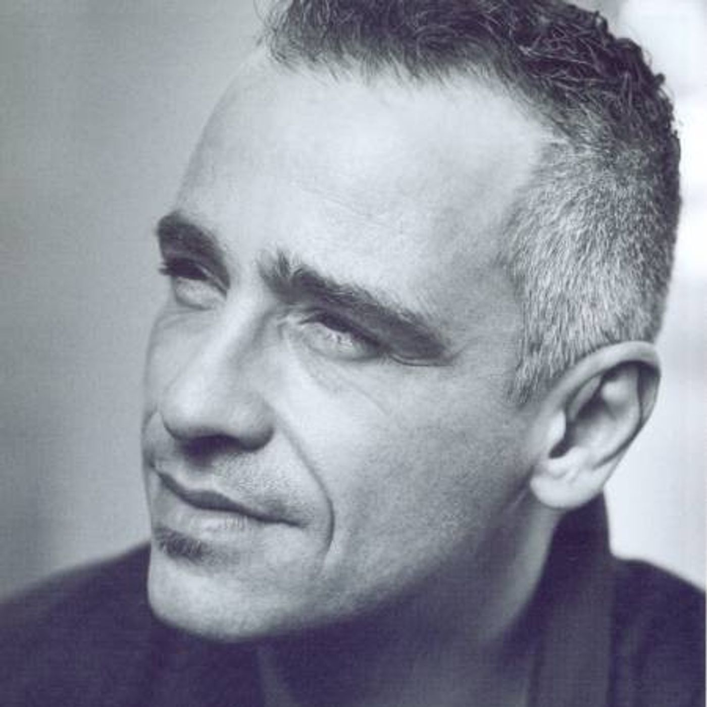 Eros Ramazzotti. "Buon Natale (Se Vuoi)", del 2015, ricorda che il vero augurio bisogna concretizzarlo, con gesti di altruismo e di umanità.