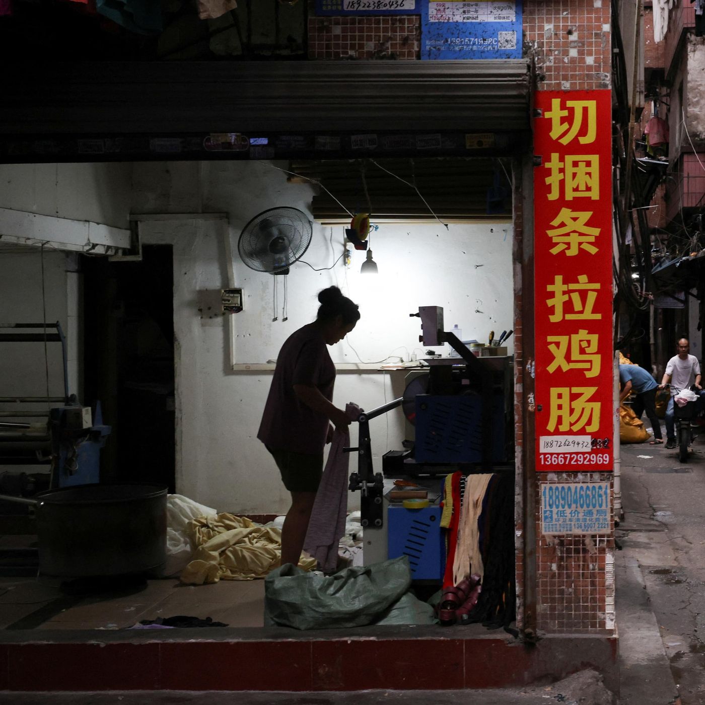 Inside China’s fast-fashion factories as a US trade war looms episode artwork