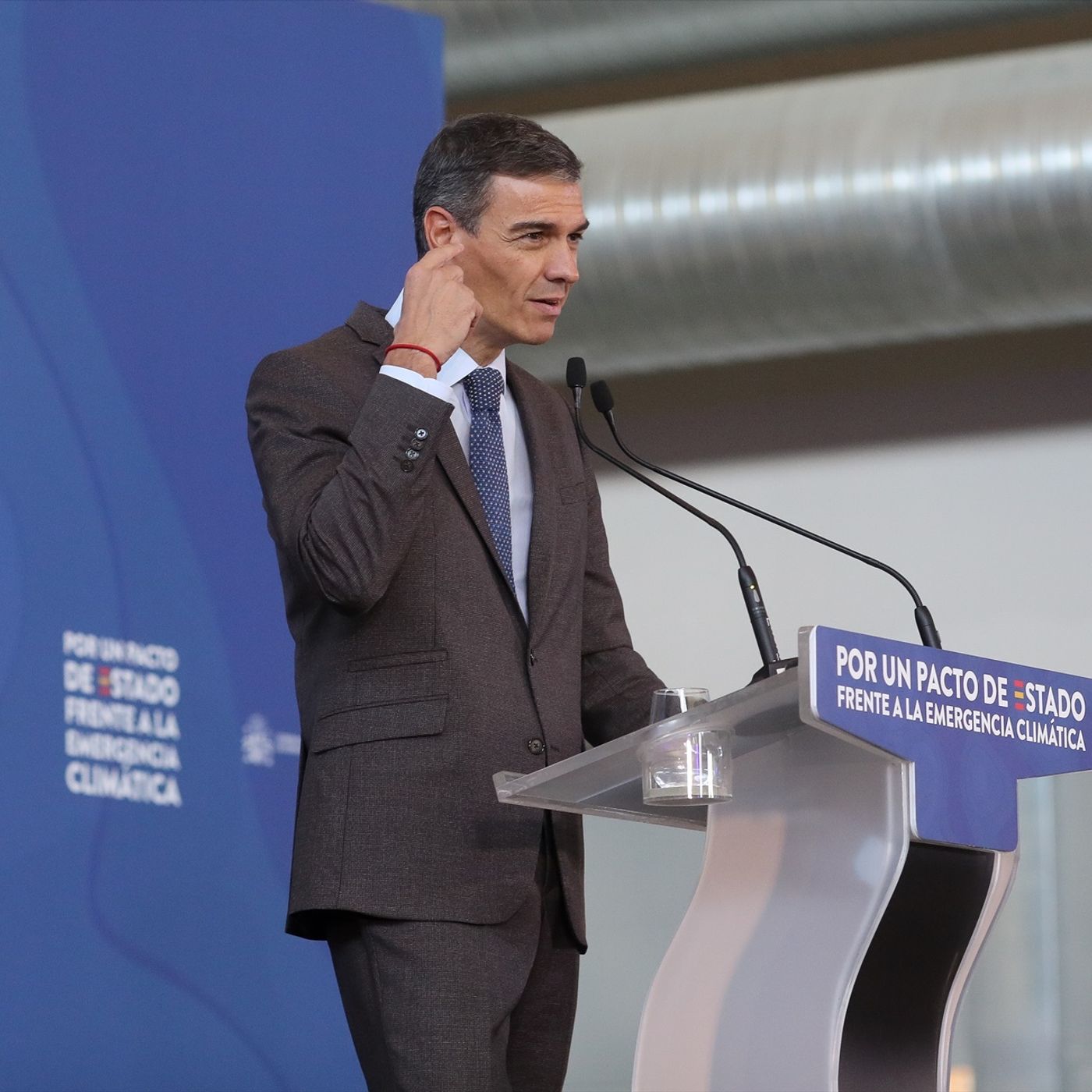 El día en 15 minutos: Sánchez intenta tapar con el cambio horario la investigación del Supremo sobre la caja B