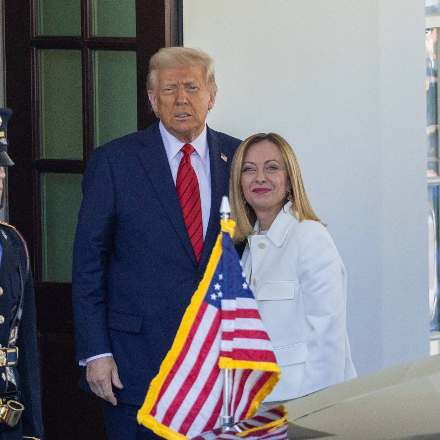Il corsivo di Daniele Biacchessi-Tra Trump e Meloni molta stima, ma solo annunci e pochi fatti | Il Corsivo di Venerdì 18 Aprile 2025 episode artwork