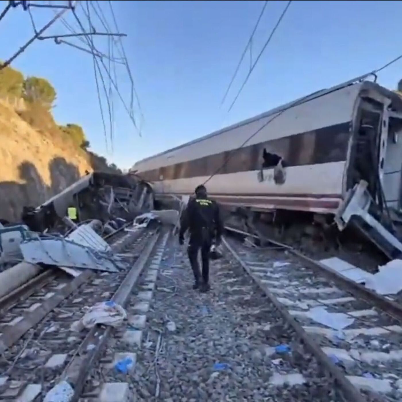 Las Noticias de La Mañana: Al menos una treintena de fallecidos y 120 heridos en el descarrilamiento de tren en Adamuz