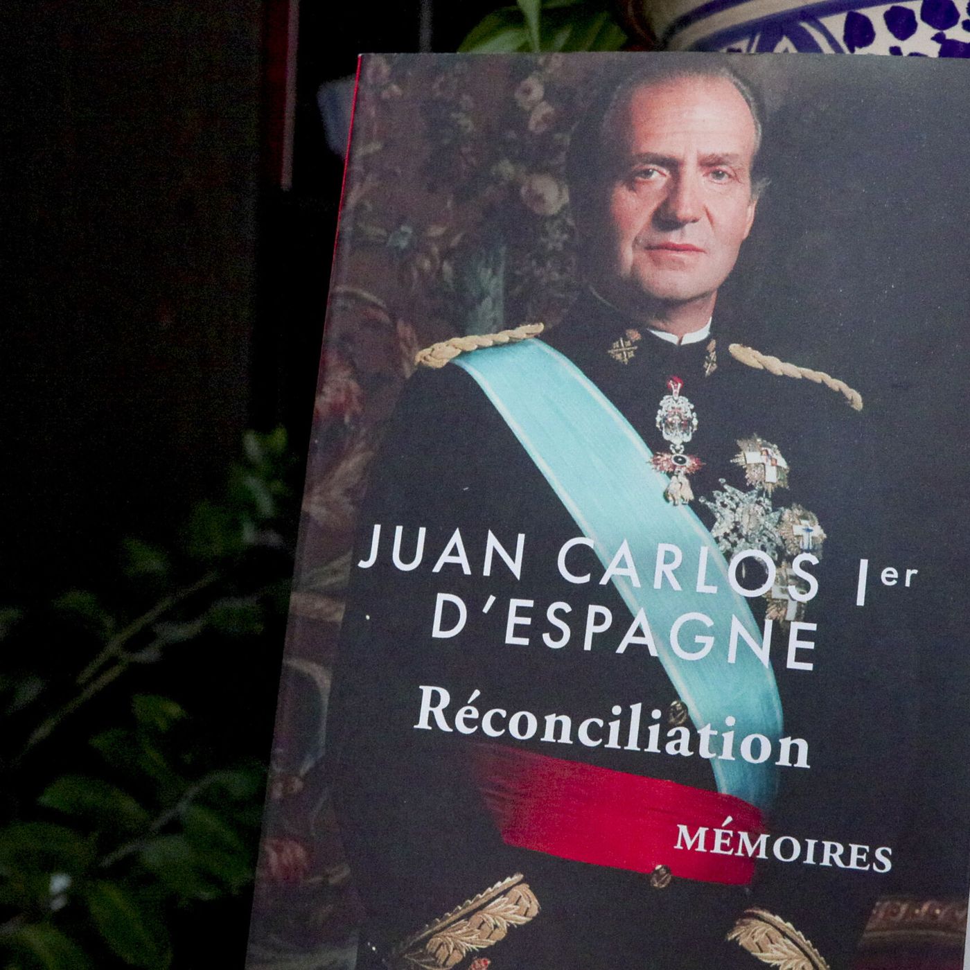 Crónica Rosa: La "absurda" presentación del libro de Don Juan Carlos rompe en dos la familia real