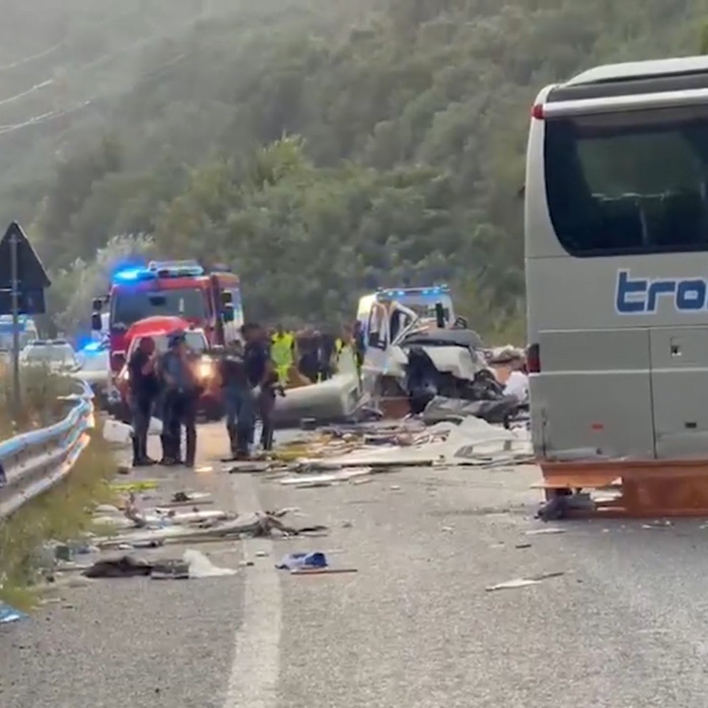 Schianto tra pullman, camper e auto sulla Terni-Rieti: 5 morti e 27 feriti episode artwork