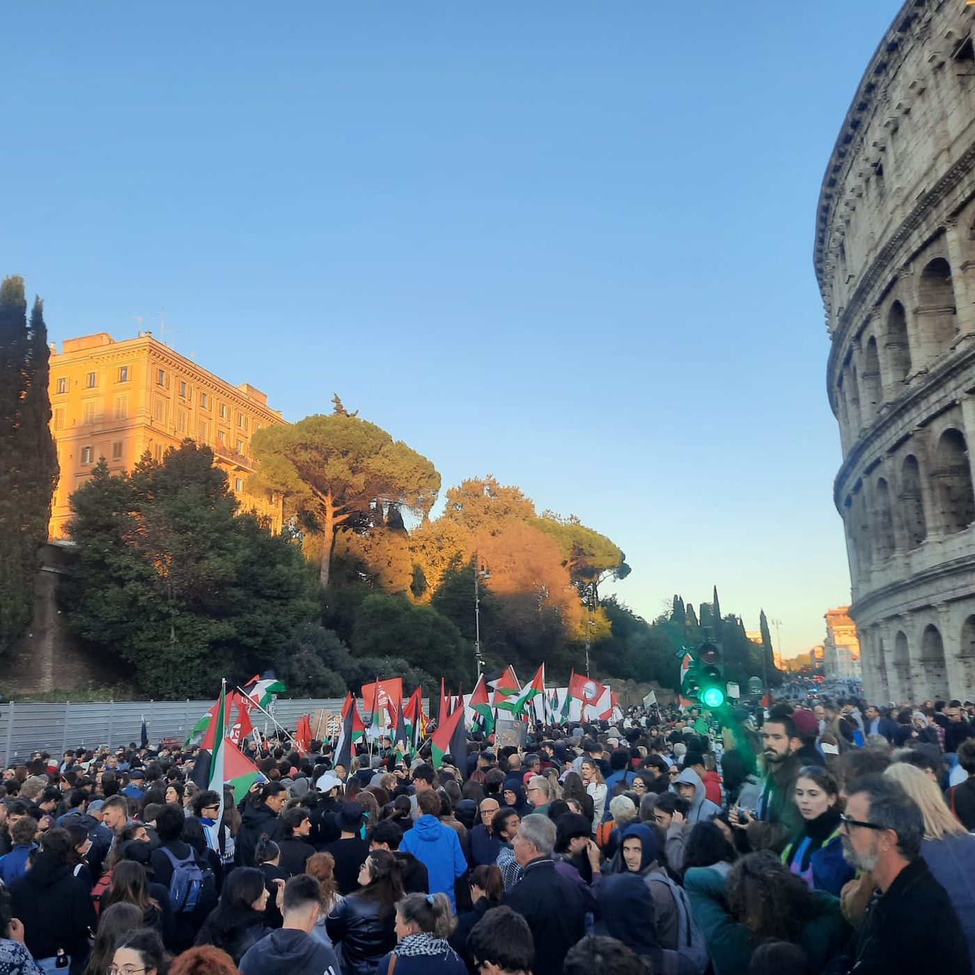 #820 Sciopero generale: anche la polizia aderisce. La piazza non si ferma e le altre storie di Roma episode artwork
