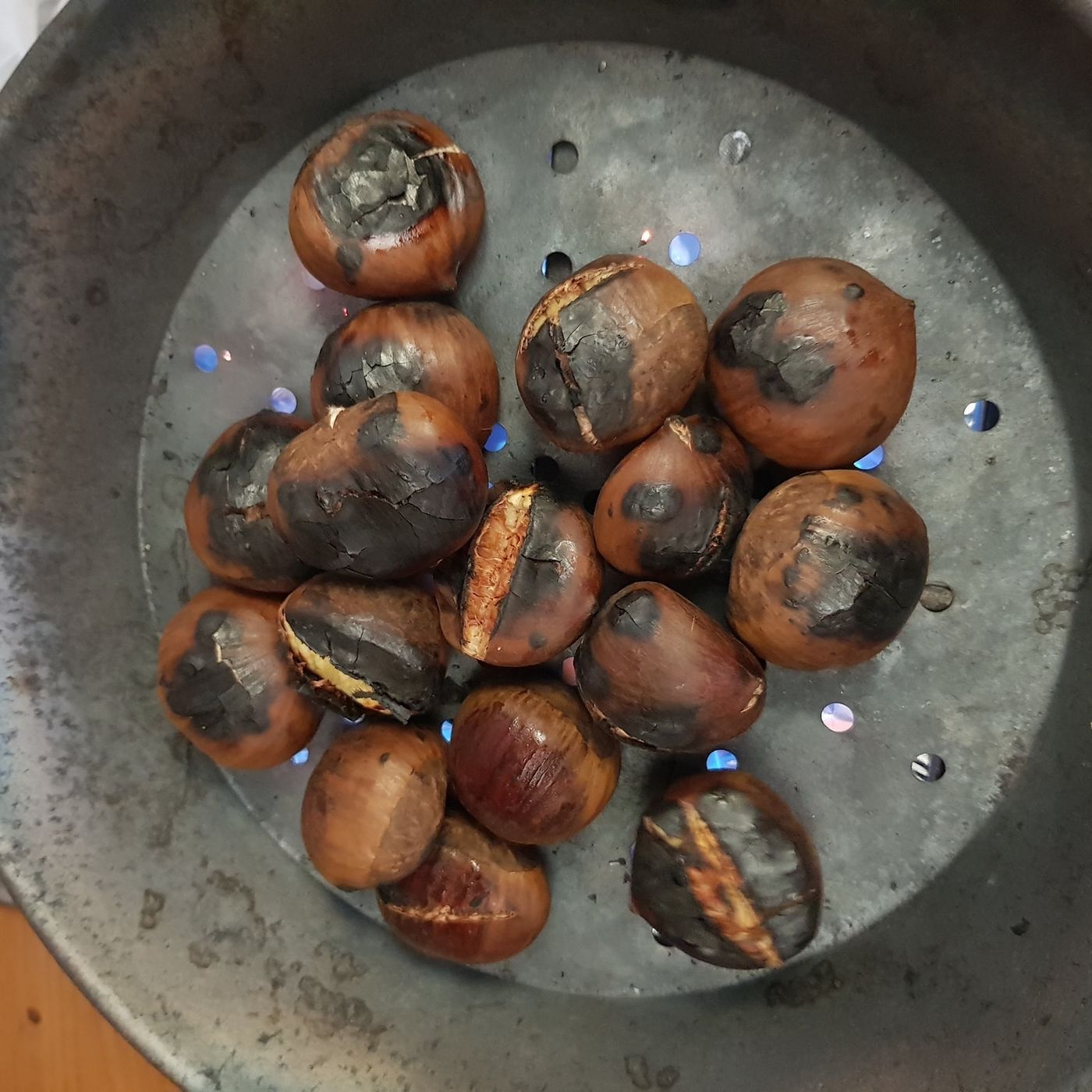 CASTAGNE COTTE IN PADELLA FORATA