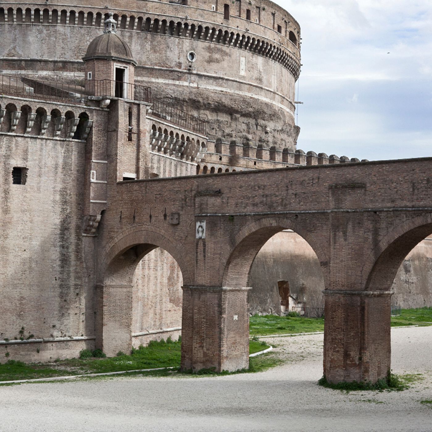 #518 Turisti e poveri assediano il centro, sanità privata e altre storie di Roma episode artwork