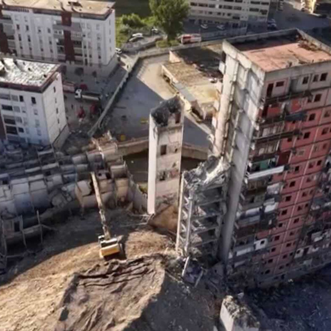 Napoli, rientrano le famiglie sgomberate: aperta un’indagine sul crollo della Vela Rossa episode artwork