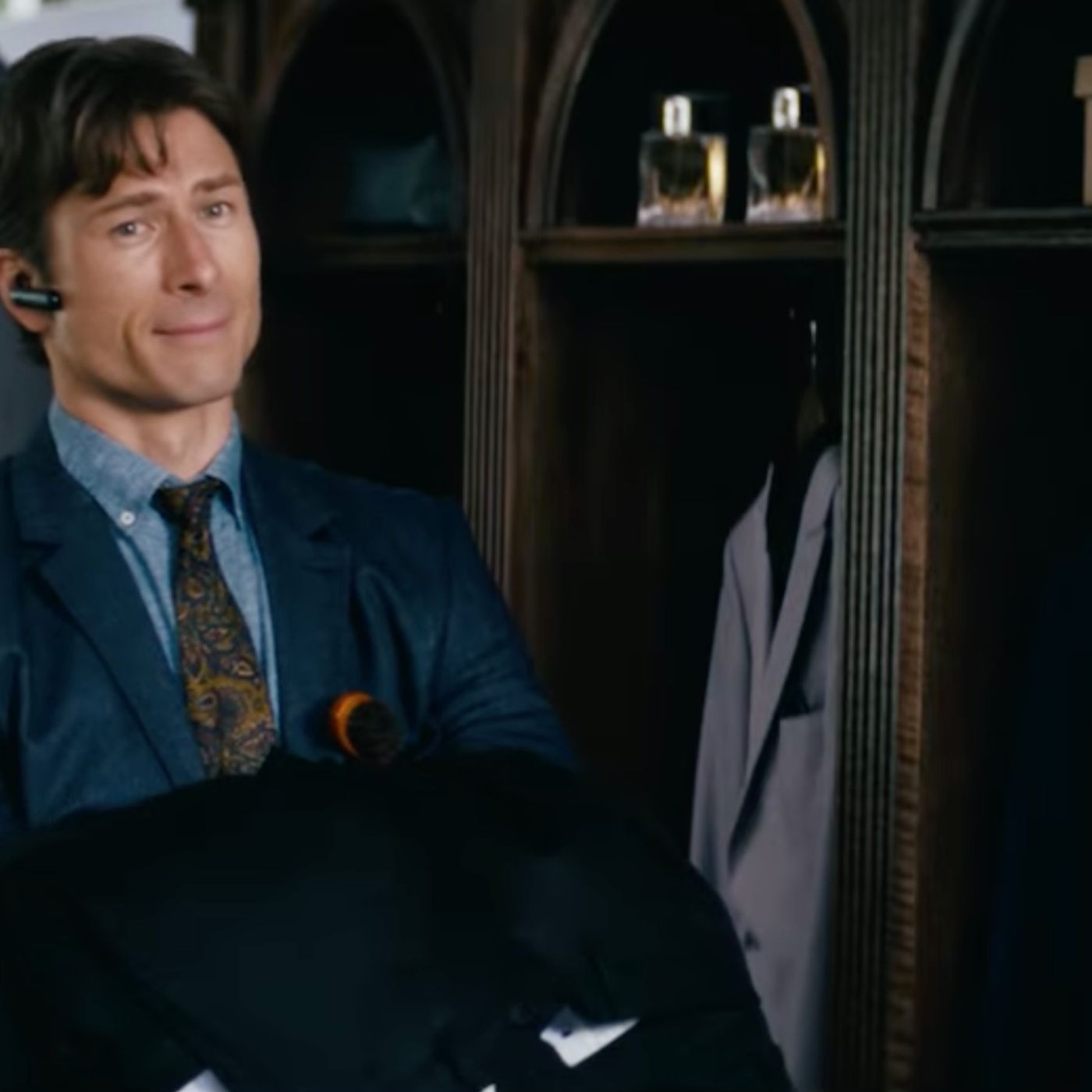 Noticias Flash: Glen Powell, dispuesto a "matarlos a todos" para heredar y un intercambio de parejas