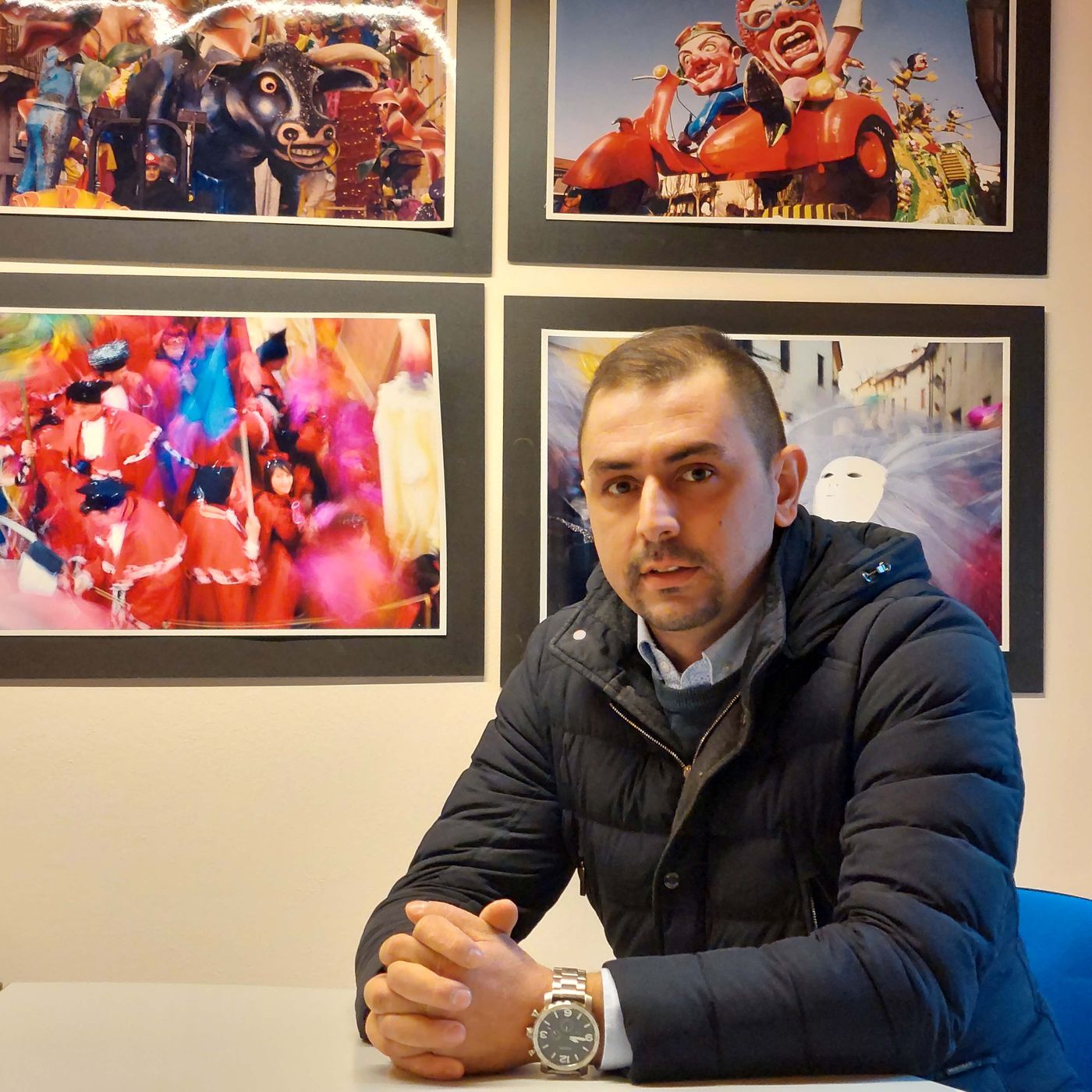 Dopo il rogo, i sindaci scendono in piazza per Marsetti. E scatta una raccolta fondi episode artwork