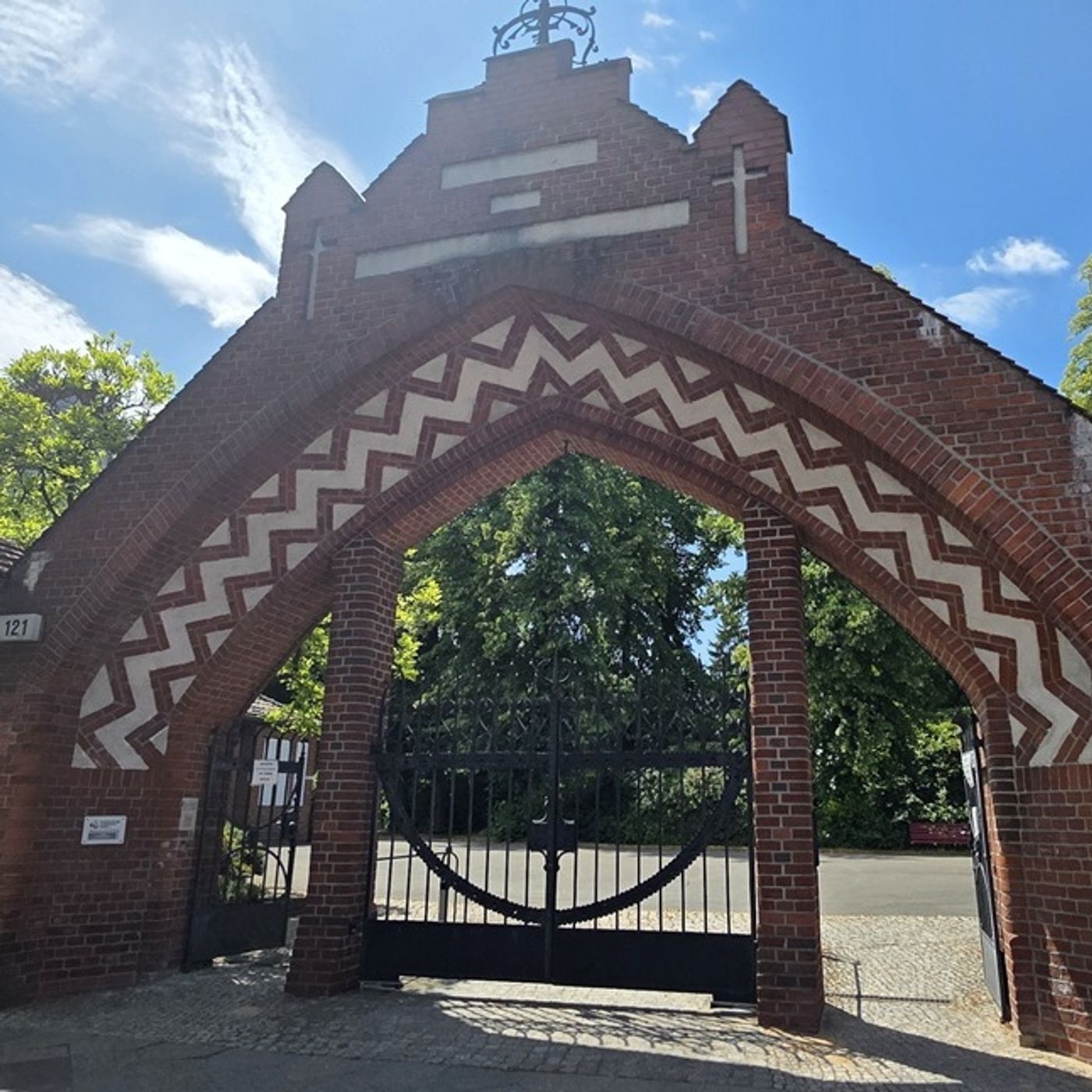 30. Juni 2026 | Steglitz-Zehlendorf (Lankwitz) | Luther-Kirchhof, FU Geo-Campus, Siedlungen, Parks und eine spontane Einladung episode artwork