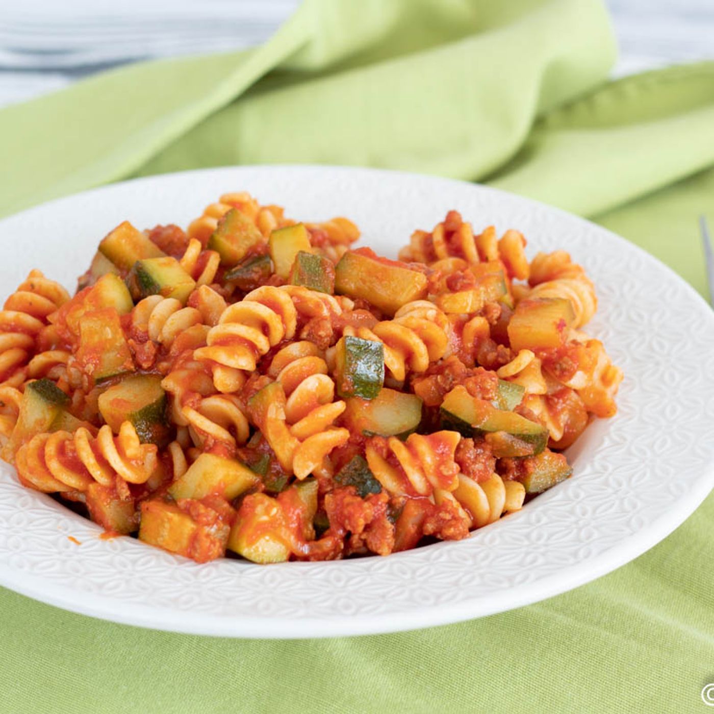Pasta al sugo con zucchine