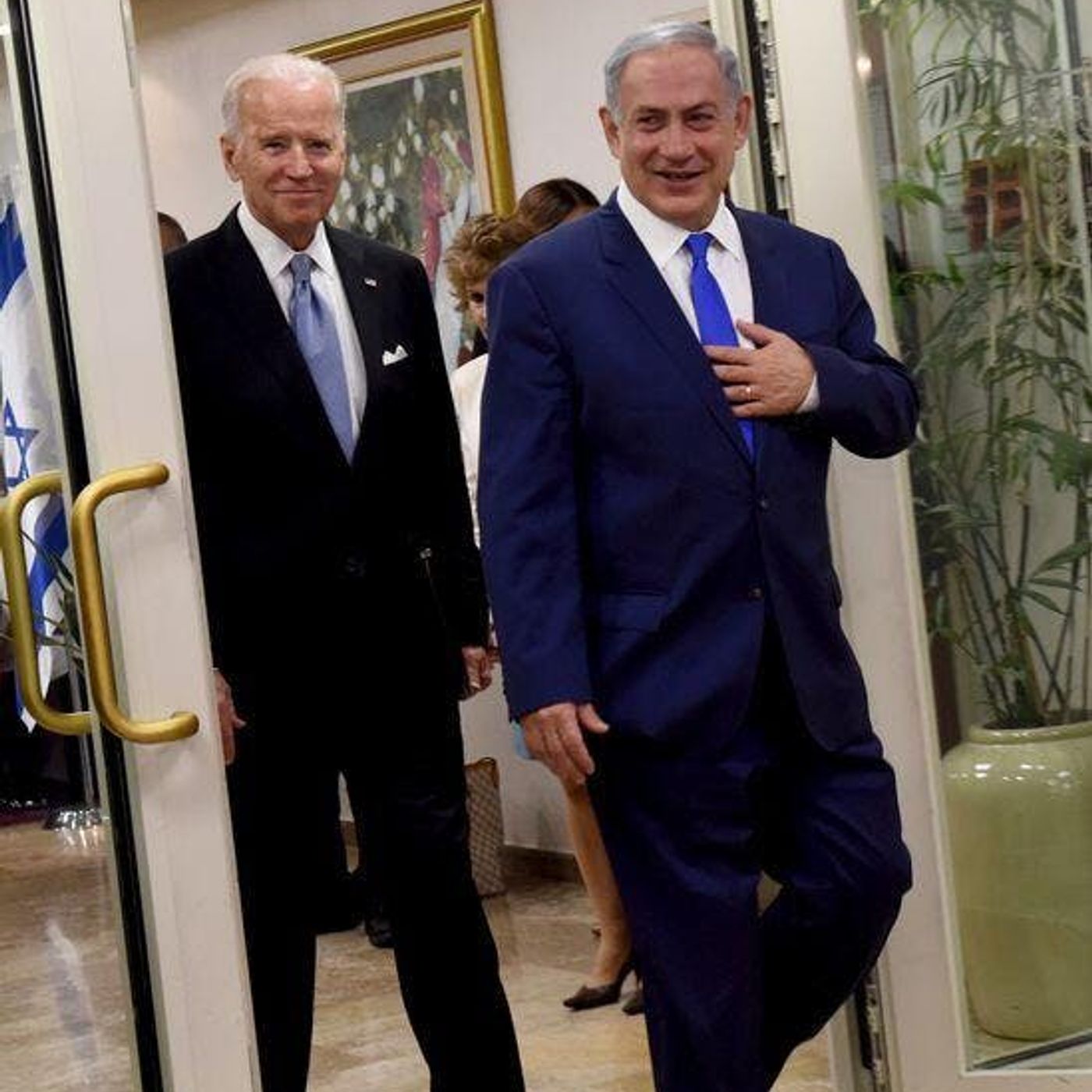 Biden's Netanyahu U-turn, Russia's retaliation and AI assistants