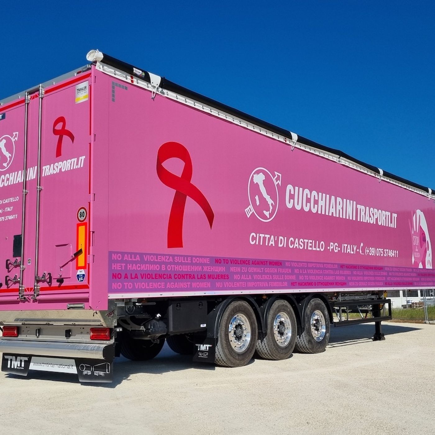 Cucchiarini Trasporti: un semirimorchio rosa contro la violenza sulle donne | STORIE SU RUOTE
