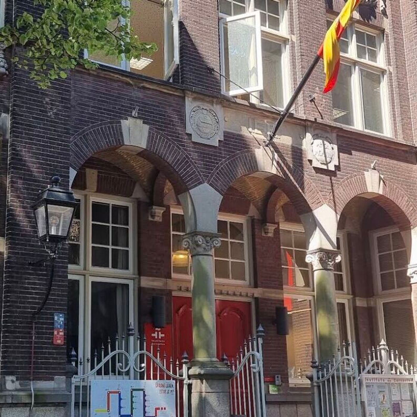 Prensa económica: Incautan la sede del Instituto Cervantes en Países Bajos por los impagos de Sánchez a las renovables