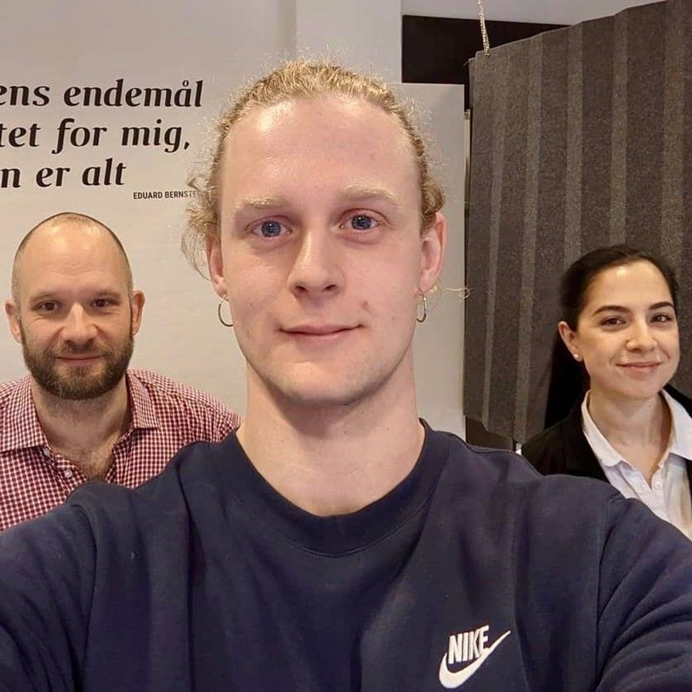 EN MAND SER RØDT