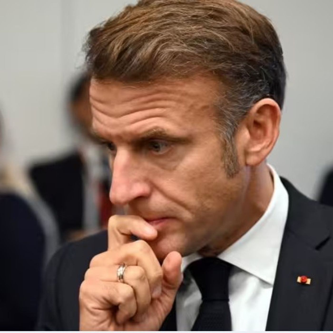 Francia24: Tutti chiedono le dimissioni di Macron che forse pensa ai "pieni poteri" in stile Salvini - Instabilità della Francia causa conti