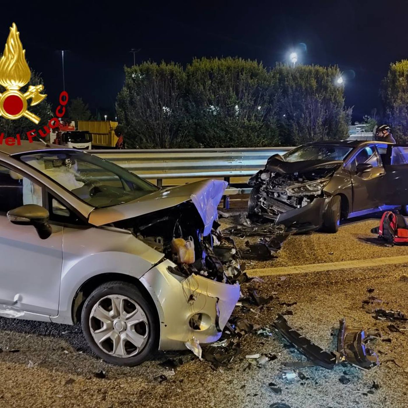 Frontale fra due auto in tangenziale: feriti i due automobilisti episode artwork