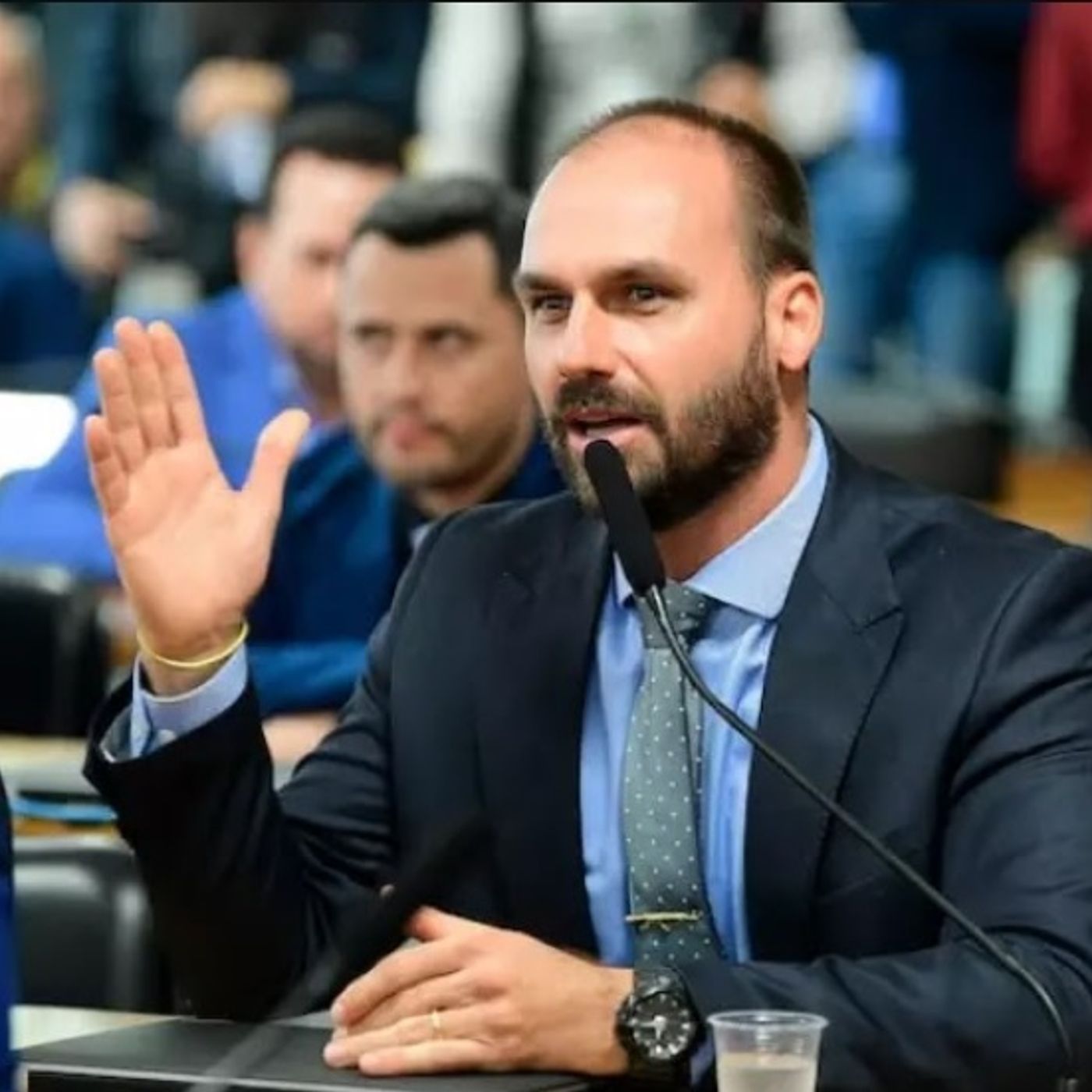 Eduardo Bolsonaro critica prisão de militares: "Cortina de fumaça" e "narrativa" para convencer líderes mundiais de que há risco à democraci