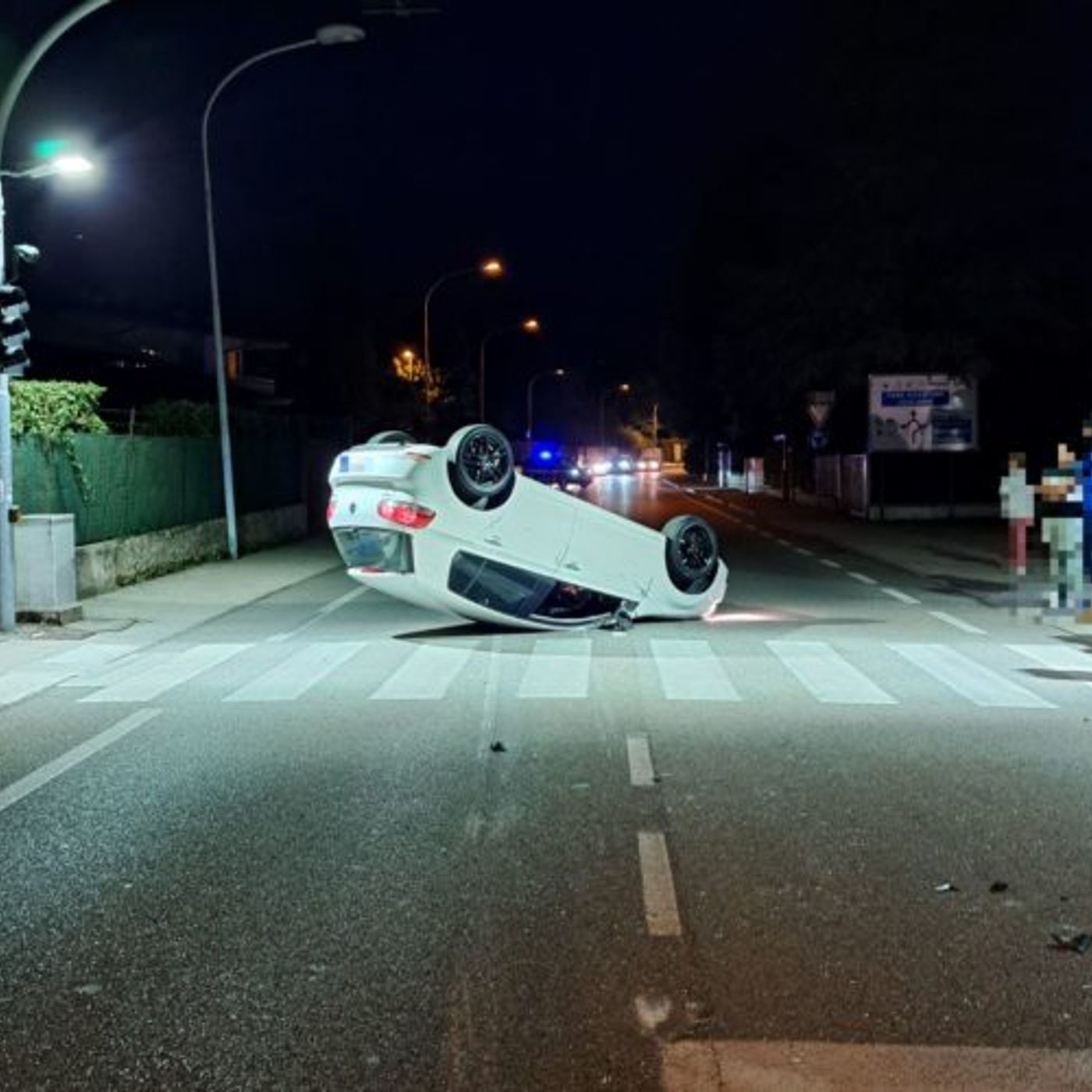 Incidente tra due auto in via Valsugana, una si cappotta: lievemente feriti i conducenti