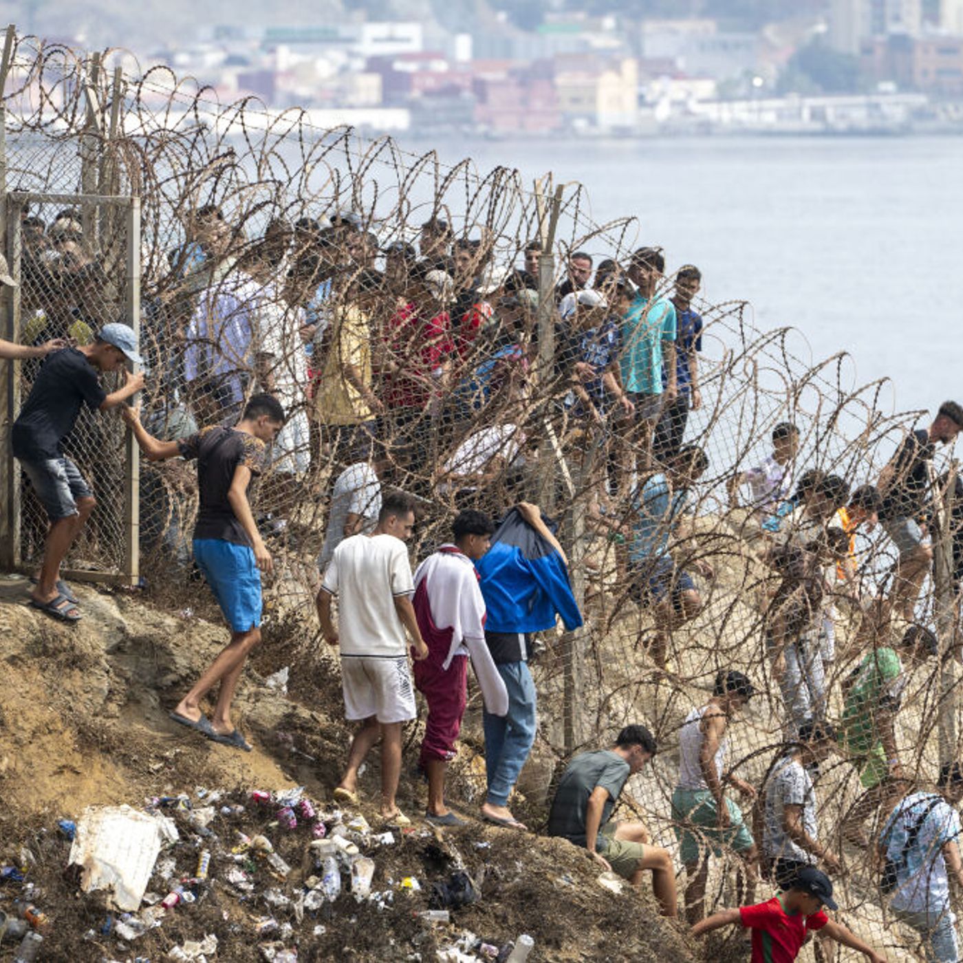 Emergenza migranti a Ceuta, l’Italia blocca Schengen con la Spagna per un mese: tensioni con Madrid e gelo con l’Ue episode artwork